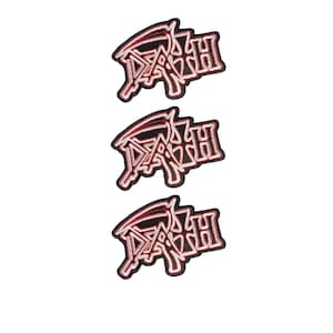 Puede incluir: Tres parches bordados idénticos dispuestos verticalmente. Cada parche presenta la palabra DEATH en una fuente negra estilizada y negrita con un contorno blanco y un borde rojo fino. Las letras tienen un diseño angular sobre fondo negro.