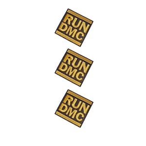 以下が含まれることがあります： 黒い背景に太い黄色の文字でRUN DMCと書かれた3つの正方形の刺繍ワッペン。各ワッペンには黄色の縁取りがあり、角度をつけて配置され、無地の白い背景に対して垂直の列に並んでいます。