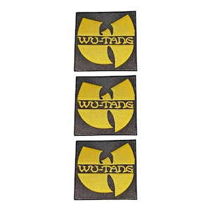 Puede incluir: Tres parches cuadrados bordados que presentan el logotipo amarillo del Wu-Tang Clan sobre un fondo negro. Cada parche muestra el icónico símbolo W estilizado en hilo amarillo con el texto WU-TANG bordado en amarillo en el centro.