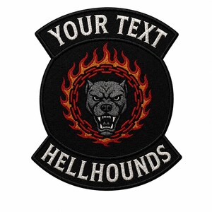 以下が含まれることがあります： 黒色の刺繍パッチ。白文字で「YOUR TEXT」と「HELLHOUNDS」と書かれています。パッチの中央には、チェーンと赤とオレンジ色の炎に囲まれた、牙をむき出した犬の頭部が描かれています。