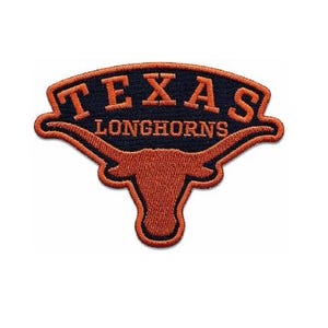 Può includere: Una toppa ricamata con sfondo blu navy scuro, bordo arancione bruciato e la sagoma di un bue longhorn. Il testo TEXAS è arcuato in alto in arancione, con la parola LONGHORNS centrata al di sotto in colore arancione.