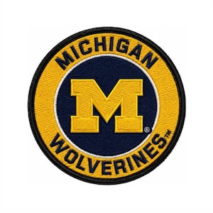 Puede incluir: Un parche bordado circular que presenta un centro azul oscuro con una gran letra M amarilla en bloque. Un borde amarillo rodea el centro, conteniendo el texto azul oscuro MICHIGAN WOLVERINES con un pequeño símbolo de marca registrada abajo a la derecha.