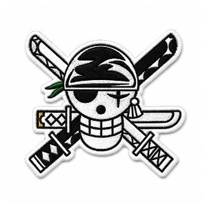 Peut inclure: Un écusson brodé représentant un crâne blanc portant un bandana noir et un cache-œil, superposé sur deux épées croisées noires et blanches. Le crâne présente un petit accent vert sur le côté du bandana et un motif simple en lignes noires.
