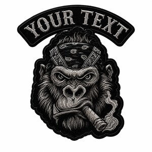 Puede incluir: Parche bordado con un gorila que lleva un pañuelo y fuma un cigarro. El gorila tiene una expresión severa. El parche tiene el texto "YOUR TEXT" en una pancarta curva sobre la cabeza del gorila. El parche es en blanco y negro.