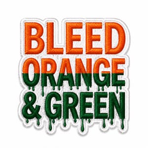 Puede incluir: Parche bordado con las palabras "BLEED ORANGE & GREEN" en naranja y verde. El texto tiene un efecto de goteo, con el verde goteando hacia abajo. El parche tiene un borde blanco.