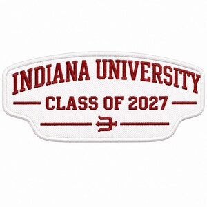 Op de afbeelding: Geborduurde patch met de tekst "INDIANA UNIVERSITY" in rood, gebogen aan de bovenkant. Daaronder, in een rechte lijn, staat "CLASS OF 2027". Een drietand-symbool staat onderaan. De patch heeft een witte achtergrond en een witte rand.