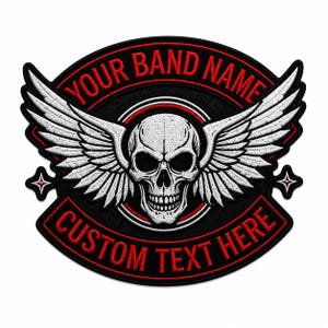 Könnte beinhalten: Ein schwarz-roter, gestickter Aufnäher mit einem Totenkopf und weißen Flügeln. Der Aufnäher hat den roten Text "YOUR BAND NAME" und "CUSTOM TEXT HERE". Zwei vierzackige Sterne befinden sich an den Seiten.