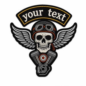 Puede incluir: Parche bordado con una calavera con casco y gafas, alas y un motor de motocicleta. El parche tiene el texto "your text" en una pancarta. El diseño es en negro, blanco, rojo y dorado.