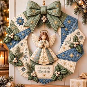 Puede incluir: Una corona navideña de tela acolchada con un lazo verde salvia en la parte superior, paneles geométricos azules y crema con bordados de estrellas doradas, hojas de acebo con bayas blancas y una figura de ángel central con el texto Heavenly Blessings.