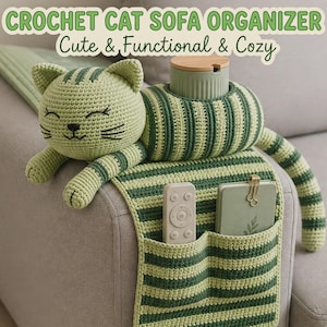Puede incluir: Un organizador de sofá de ganchillo con forma de gato, rayas verdes claras y oscuras, cabeza de gato con rasgos bordados y una cola larga. Incluye dos bolsillos con un mando a distancia y un cuaderno, además de un recipiente cilíndrico.