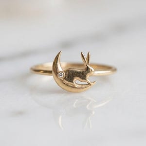 Anillo de conejo con luna creciente, anillo de conejo dorado, delicado anillo celestial, anillo minimalista apilable, lindo anillo para amantes de los animales, joyería inspirada en la naturaleza