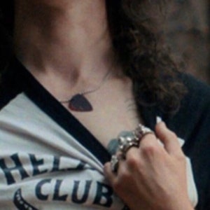 Naszyjnik z gitarą w stylu Stranger Things Cosplay Eddiego Munsona