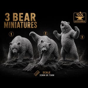Könnte beinhalten: Drei graue Bärenminiaturen in verschiedenen Posen, die auf felsigem Gelände stehen. Die Bären haben detaillierte Fellstrukturen. Der Text "3 BEAR MINIATURES" steht oben, mit "SCALE 32mm OR 75mm" unten. Das Gusssschmiede-Logo befindet sich oben rechts.