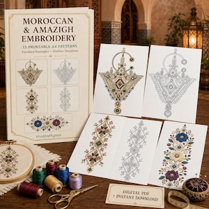 Puede incluir: Un libro de patrones de bordado digital titulado Moroccan & Amazigh Embroidery con 15 patrones A4 imprimibles, que incluye ejemplos terminados y plantillas de contorno. Incluye hojas impresas de diseños geométricos, carretes de hilo, tijeras y un bastidor.