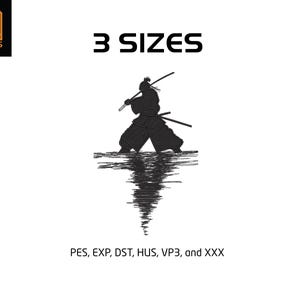 Op de afbeelding: Een zwart-wit illustratie van een samoerai-krijger met twee zwaarden, weerspiegeld in het water. De tekst "3 MATEN" en het logo "YA DESIGNS" zijn inbegrepen.