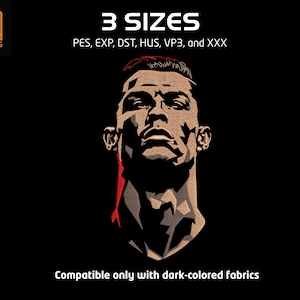 Peut inclure: Un design numérique avec un portrait stylisé d'un homme, en nuances de marron et de rouge sur fond noir. Le texte en haut indique "3 SIZES" et en bas "Compatible only with dark-colored fabrics".