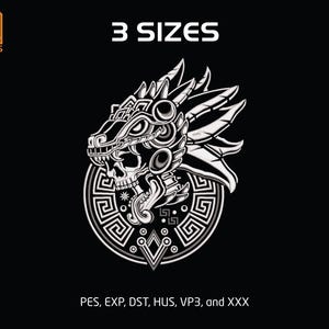 Può includere: Grafica in bianco e nero con un teschio e una testa di serpente in stile azteco. Il testo "3 SIZES" è in alto. Il logo "YA DESIGNS" è in alto a sinistra. I formati dei file sono elencati in basso.