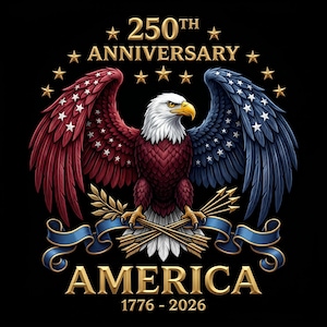 Puede incluir: Ilustraci&oacute;n detallada de un &aacute;guila calva americana con alas rojas y azules, adornada con estrellas blancas. El texto dice "250th Anniversary" arriba y "America 1776-2026" abajo, todo en oro sobre un fondo negro.