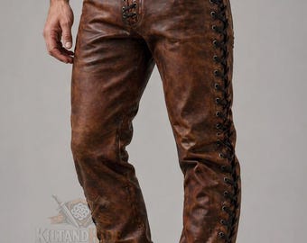 Pantalones de cuero marrón desgastado con cordones para hombre, estilo motero gótico.