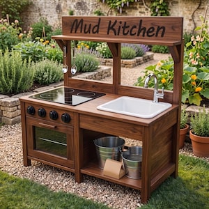 Pode incluir: Uma cozinha de lama de madeira com pia, fogão e forno. A cozinha tem uma placa que diz "Mud Kitchen". Dois baldes de metal e uma pequena caixa marrom estão em uma prateleira sob a pia. Duas colheres penduram acima.
