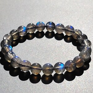 Blauwe flitsgrijze maansteenarmband, stretcharmband labradorietkristal (6,5 mm - 11 mm), natuurlijke genezende stenen voor intuïtie en slaap