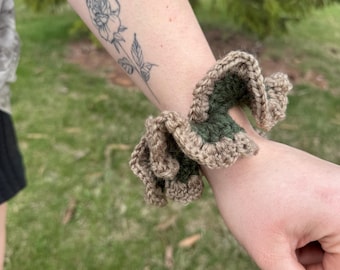 Gehaakte bosgroene scrunchie met bruine rand – handgemaakt accessoire van acrylgaren