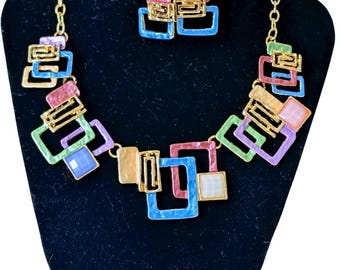 Set 18 kt vergulde geometrische emaille slabbetje ketting en oorbellen, abstracte art-decostijl
