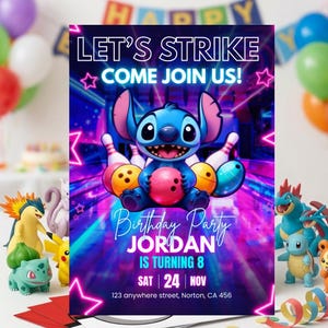 Pode incluir: Um convite de aniversário com o personagem Stitch de Lilo & Stitch. O convite tem um fundo roxo e azul com o texto "LET'S STRIKE COME JOIN US!" e "Birthday Party JORDAN IS TURNING 8 SAT 24 NOV".