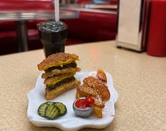 Miniatura de hamburguesa con queso fundido, patatas gajo y refresco de cola / Comida para casa de muñecas a escala 1:12 (arcilla polimérica)