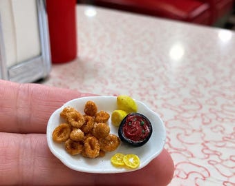 Plato de calamares fritos en miniatura / Aperitivo de mariscos para casa de muñecas a escala 1:12