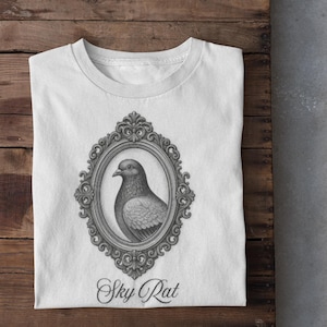 Rolig viktoriansk t-shirt med duvporträtt | Utsmyckad ram, text 'Sky Rat'