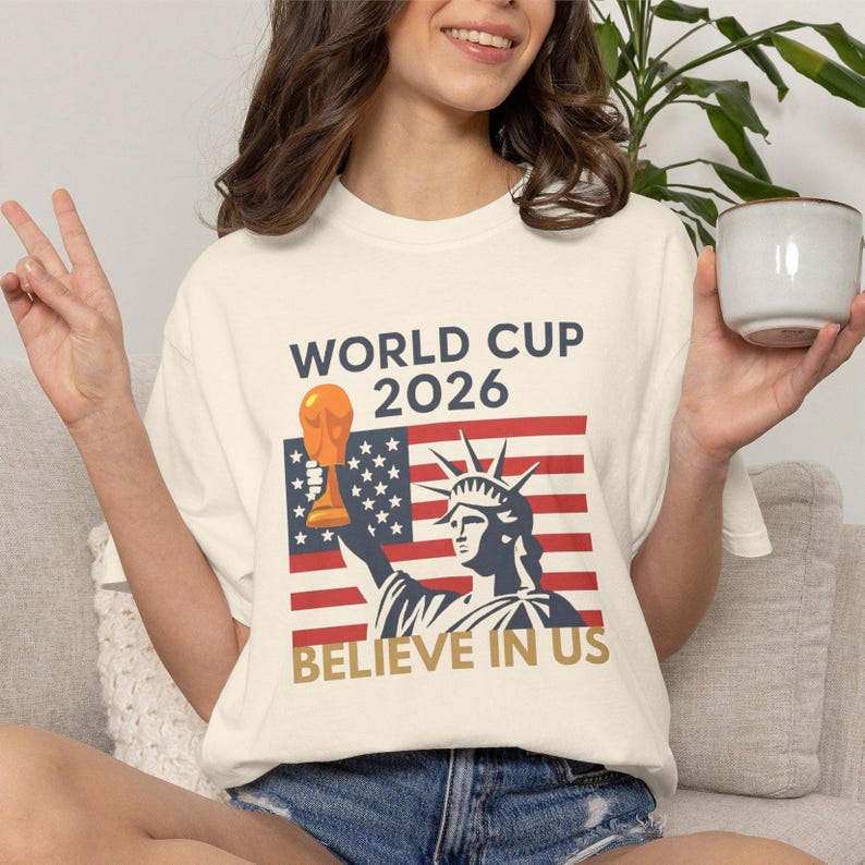 Camiseta para aficionados al fútbol de EE. UU. con el lema "Cree en la Copa Mundial de EE. UU. 2026" imagen 2