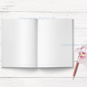 Puede incluir: Un libro abierto con páginas blancas en blanco junto a un bolígrafo rematado con una flor de color rosa claro y blanco. El texto AdamasXs Digital es visible en letras azules tenues sobre la imagen, que presenta un patrón de veta de madera blanca.