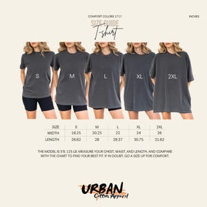 Op de afbeelding: Maattabel voor een Comfort Colors 1717 t-shirt. De afbeelding toont vijf modellen die grijze t-shirts dragen in de maten S, M, L, XL en 2XL. Afmetingen worden in inches weergegeven voor breedte en lengte. Het Urban Cotton Apparel logo staat onderaan.