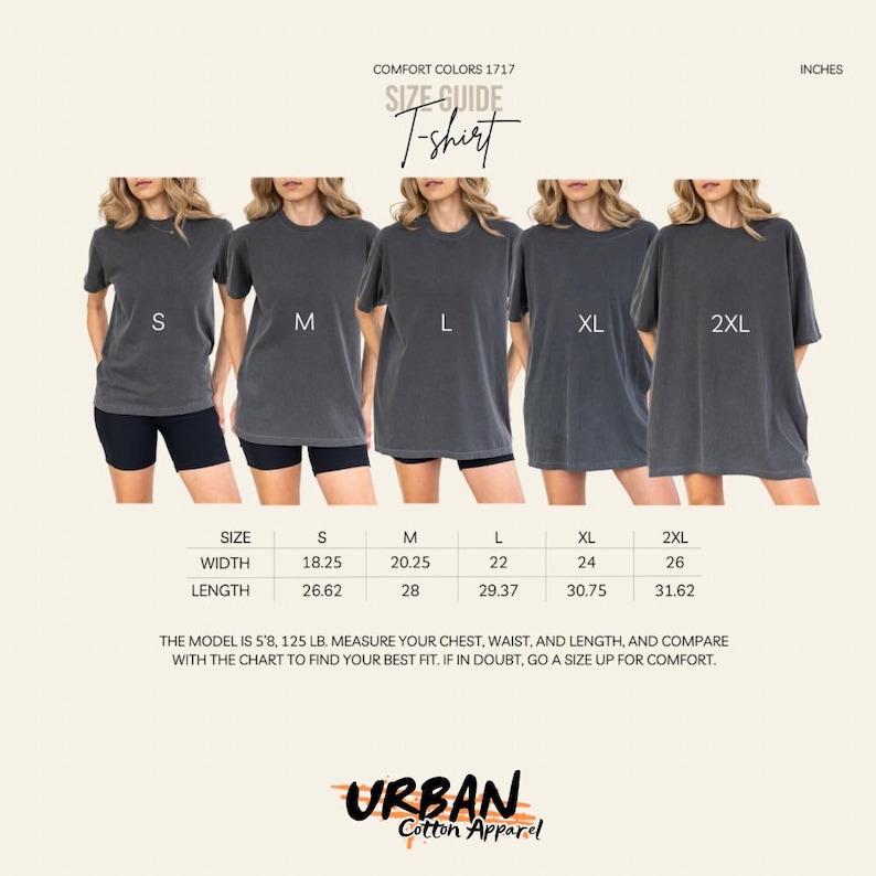 Op de afbeelding: Maattabel voor een Comfort Colors 1717 t-shirt. De afbeelding toont vijf modellen die grijze t-shirts dragen in de maten S, M, L, XL en 2XL. Afmetingen worden in inches weergegeven voor breedte en lengte. Het Urban Cotton Apparel logo staat onderaan.