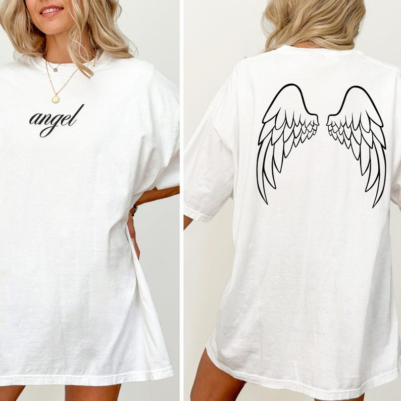Op de afbeelding: Wit T-shirt met het woord "angel" in een cursief lettertype op de voorkant. De achterkant van het shirt heeft een zwarte omtrek van engelen vleugels. Het shirt heeft een relaxte pasvorm.
