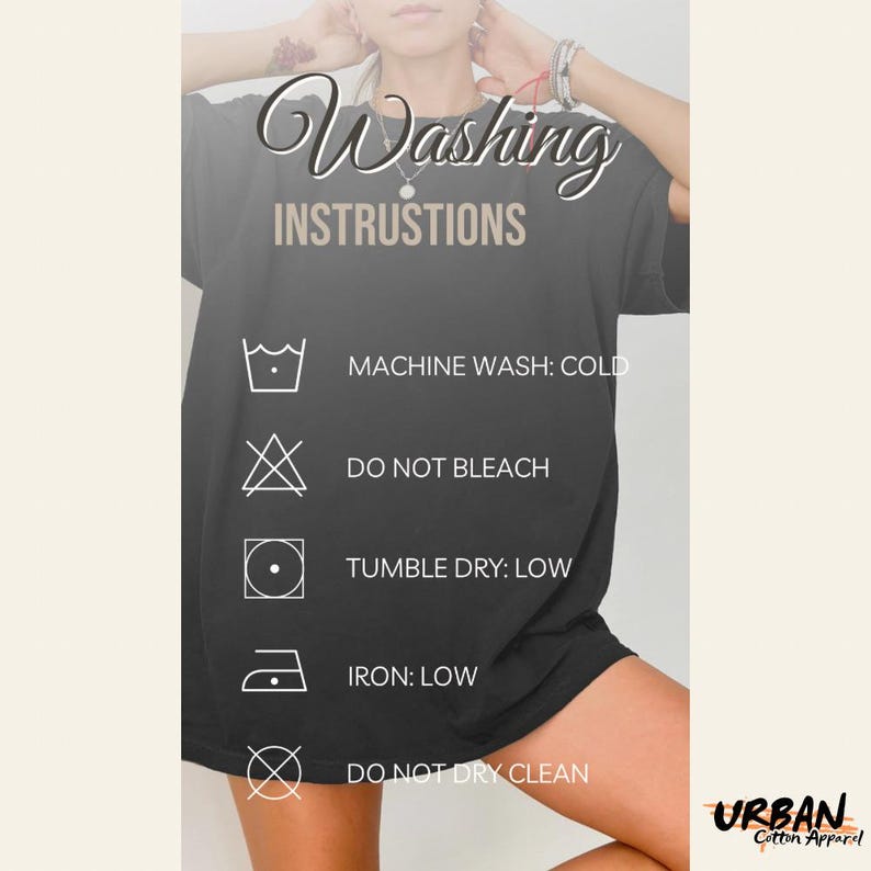 Op de afbeelding: Een zwart t-shirt met witte wasinstructies. De instructies omvatten machinewas koud, niet bleken, drogen in de droger op lage temperatuur, strijken op lage temperatuur en niet chemisch reinigen. Het Urban Cotton Apparel-logo staat rechtsonder.