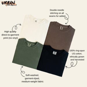 Op de afbeelding: Vier effen T-shirts in wit, olijfgroen, bruin en zwart. De shirts zijn gemaakt van zacht gewassen, geverfde, middelzware stof met dubbele stiksels. Ze zijn gemaakt van 100% ringgesponnen US-katoen.