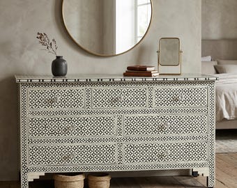 Cómoda artesanal con incrustaciones de hueso y aparador de 7 cajones: aparador con diseño geométrico en blanco y negro.