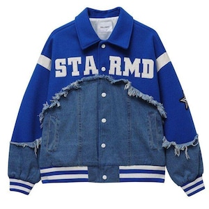 Può includere: Una giacca blu che combina feltro e tessuto denim con una cucitura orizzontale sfilacciata sul petto. La parte superiore mostra il testo bianco STA.RMD. Include una chiusura frontale con bottoni, polsini a righe bianche e una toppa a stella.