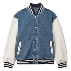 Può includere: Giacca college in denim blu con maniche bianche. La giacca ha una chiusura con bottoni, un colletto blu navy e un piccolo logo ricamato sul petto. I polsini e l'orlo presentano coste a righe blu navy e bianche.