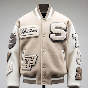 Op maat gemaakte beige wollen varsity-jas | Neutrale, klassieke letterman-jas met chenille patches | Vintage preppy bovenkleding, maten XS tot 9XL