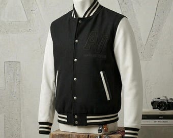 Specialdesignad Varsity-jacka 2026: Premium svart & vit ull/läder. Vintagestil. Storlekar XS-6XL. Handgjord i Pakistan. Perfekt present!
