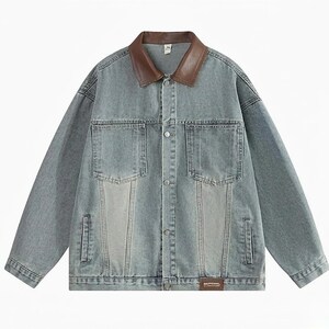 Könnte beinhalten: Hellblaue Jeansjacke mit braunem Lederkragen. Die Jacke hat zwei Brusttaschen, zwei Seitentaschen und eine Knopfleiste. Ein kleines braunes Patch mit dem Wort "NATIONAL" befindet sich unten rechts.