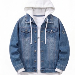 Giacca di jeans Celestial Star & Moon: giacca di jeans blu effetto invecchiato con cappuccio, stile streetwear da uomo. Taglie personalizzate dalla XS alla 9XL. Realizzata con la maestria artigianale di Seemigift.