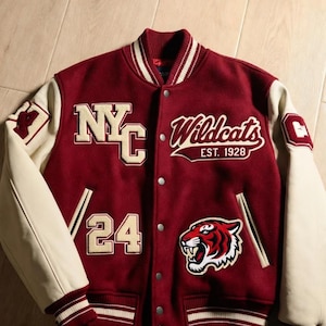 Jaqueta Varsity Personalizada NYC Wildcats | Jaqueta estilo colegial em lã e couro bordô com patch de tigre | Jaqueta bomber para times esportivos universitários, tamanhos do PP ao 9XG