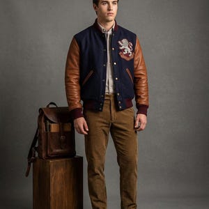 Puede incluir: Un juego de tres tazas de cerámica con un acabado mate moteado. Las tazas son de color crema, gris claro y gris oscuro. Cada taza tiene un diseño simple y minimalista.