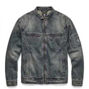 Könnte beinhalten: Jeansjacke in verwaschenem Blau mit Stehkragen und durchgehendem Reißverschluss. Sie hat mehrere Reißverschlusstaschen und einen runden Logoaufnäher auf dem linken Ärmel. Die Jacke hat einen Vintage-Look mit einem Used-Denim-Finish.