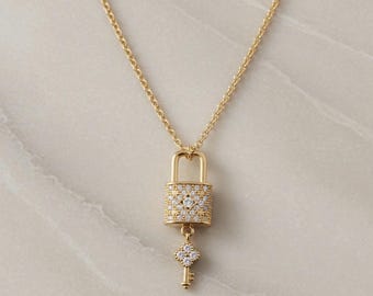 Halskette mit Schloss und Schlüssel aus Gold, Zirkonia-Anhänger in Vorhängeschlossform, zarte Goldkette, romantisches Schmuckgeschenk für Sie, minimalistische Luxus-Halskette