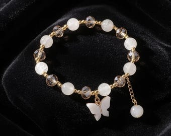 Elegantes Armband mit Perlen- und Kristallanhängern – Handgefertigter Schmuck aus Golddraht, zartes Geschenk für Frauen, Brautarmband, minimalistischer Luxus